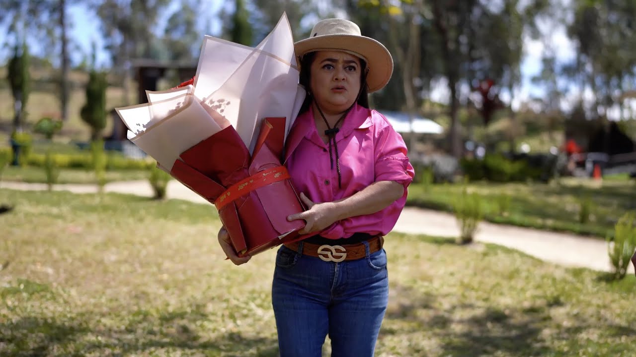 Su hija y esposo se avergüenza de Mallito por repartir flores