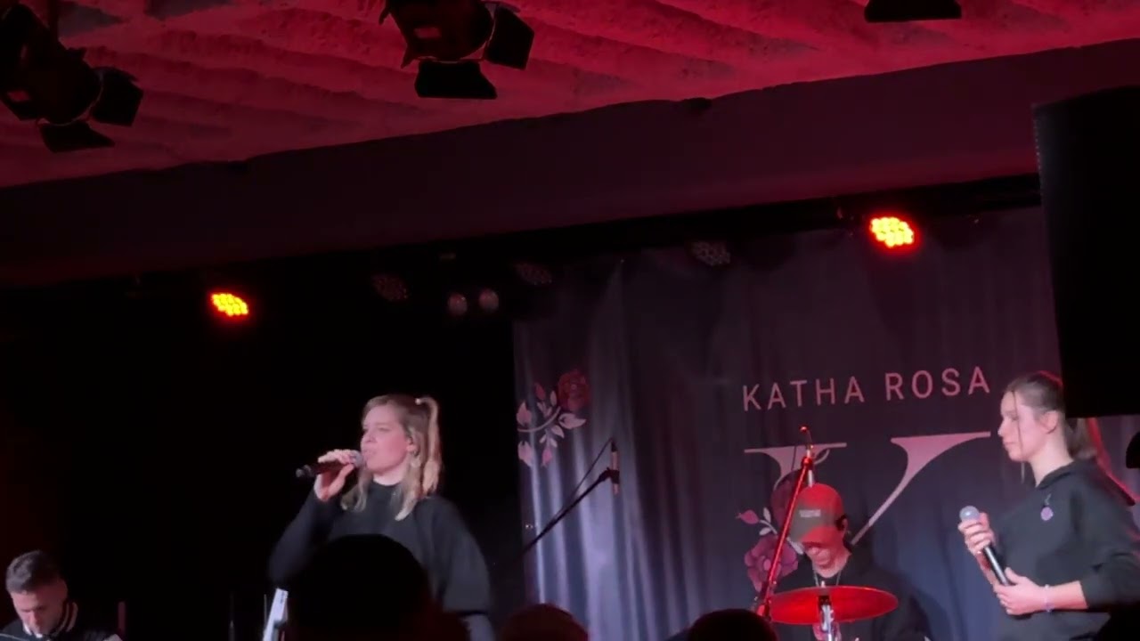 @katharosaa mit dem Song Nein (Du kannst mir nicht weh tun) beim Konzert in Stuttgart