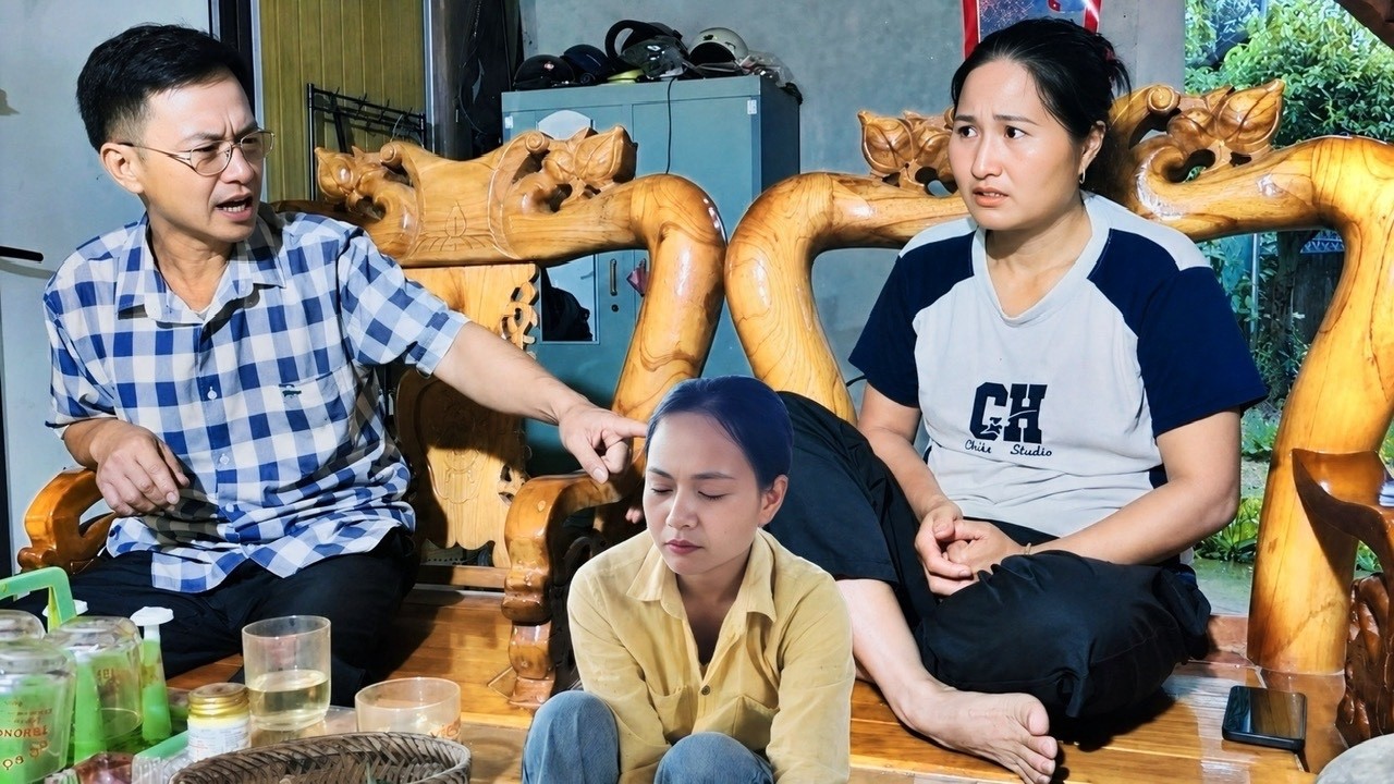 How did Mr. Toan react when Ms. Hoc confessed that Chinh was her daughter?
