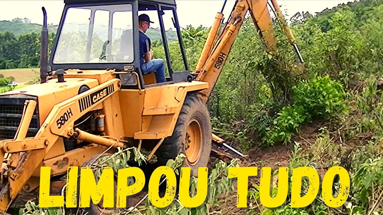 RETROESCAVADEIRA ARRANCANDO TOCOS E LIMPANDO SUJEIRA