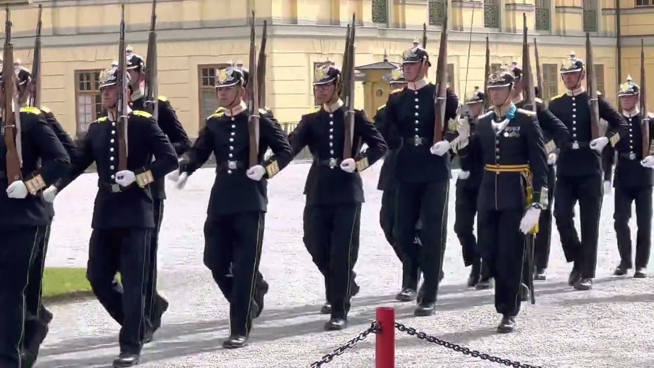 Vaktavlösning 2022-04-27 Drottningholms Slott. Changing of the guards at the royal residence.