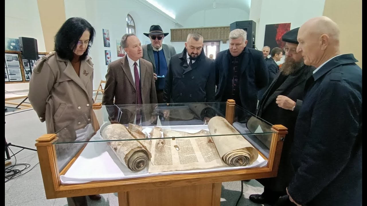 Tora z wisznickiej synagogi i nowa tablica – hołd dla żydowskiej przeszłości gminy