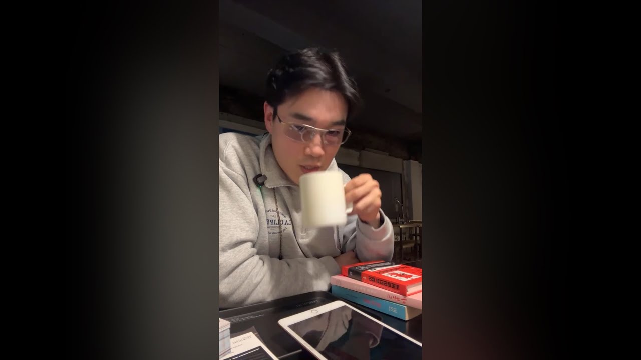 심연의 깊은 잠에 빠져들 듯한 카페 소개 하다가 만두 먹방 ☕️🥟 연희동에서 혼불금
