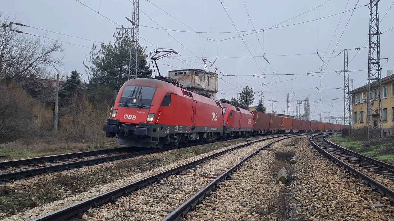 Rail Cargo Carrier с локомотиви 1116 254 и 1116 026 