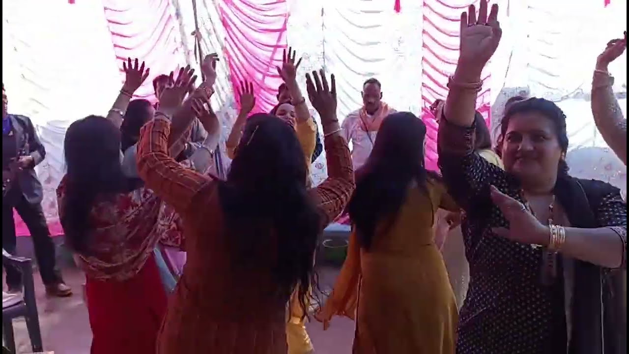 All the sisters danced together at the wedding 💃!! Himachli shadi!! Dhol !! 