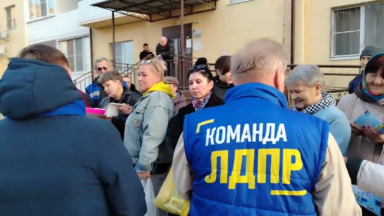 Житель Астрахани незаконно перегородил проезд бетонным блоком, что вызвало возмущение у жителей.