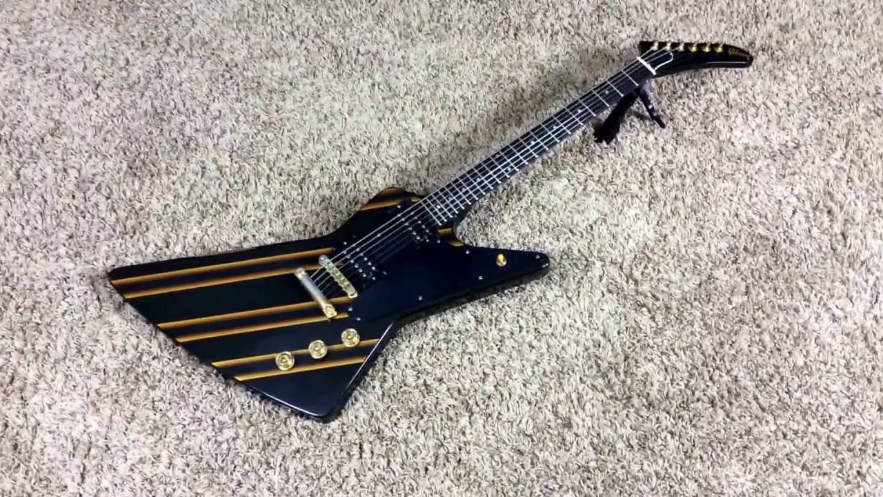 Гитары Трогли: Gibson Designer Series Explorer 1984 года, чёрные с золотыми полосками