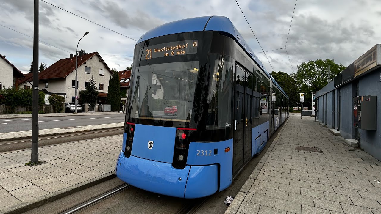 In der Variobahn Linie 21 zur St. Veit Stra&szlig;e