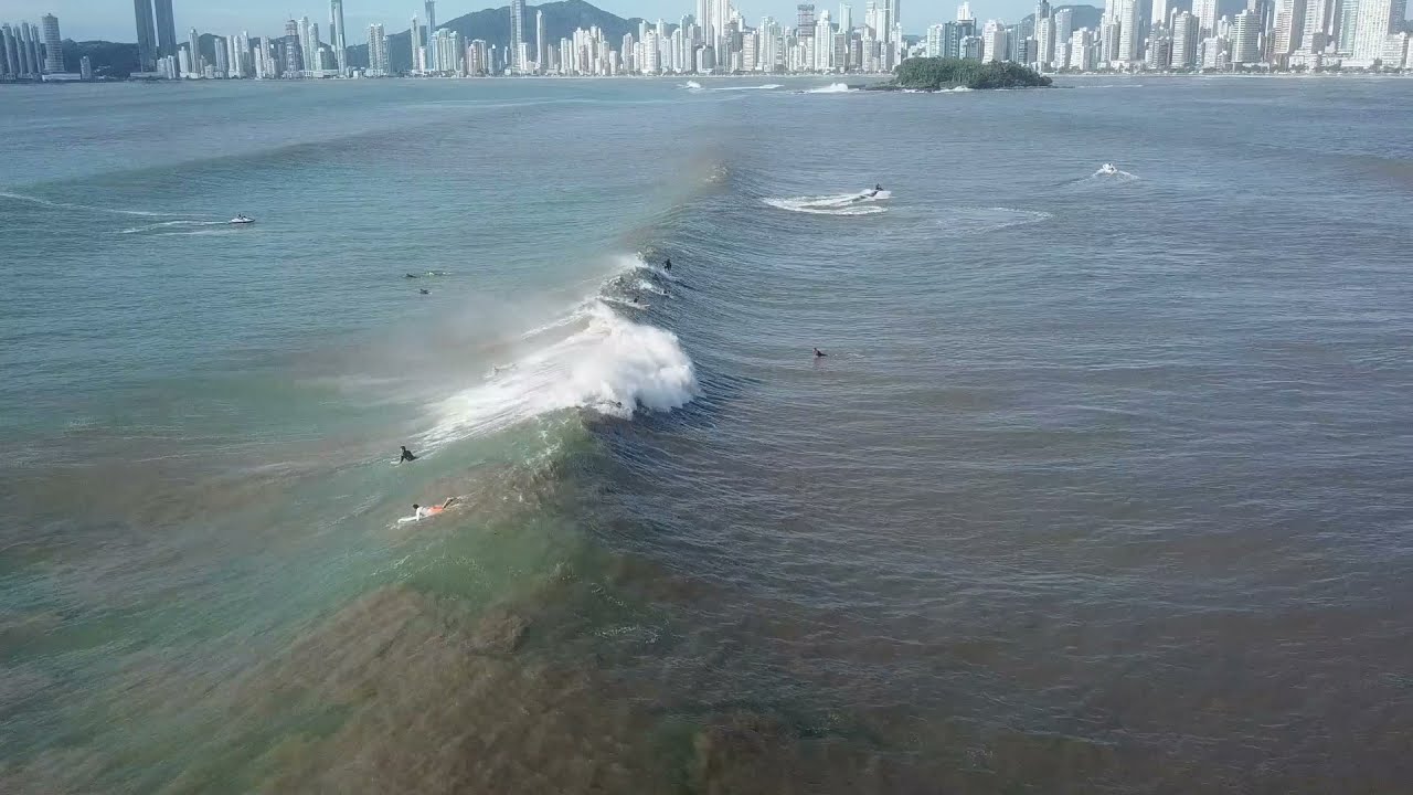 Big Swell da tempestade Potira no Parcel em Balneário Camboriú/SC - 23/04/2021