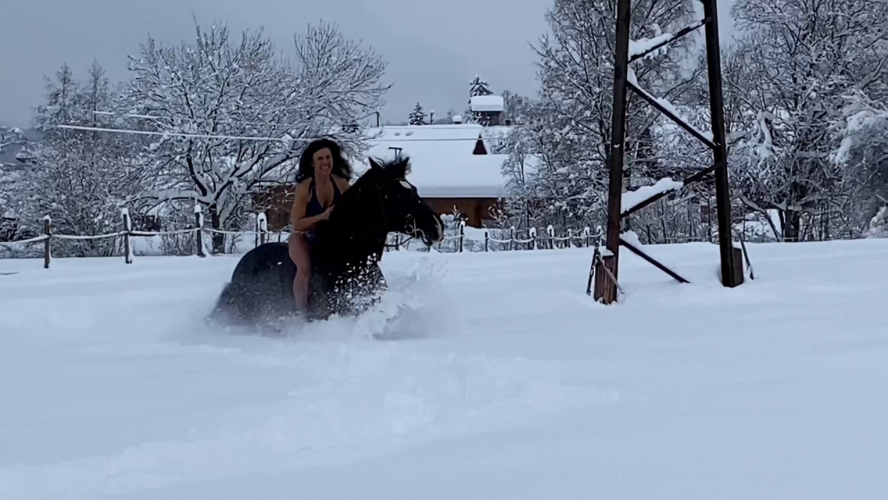 Challenge Reiten Schneesprung im Bikini