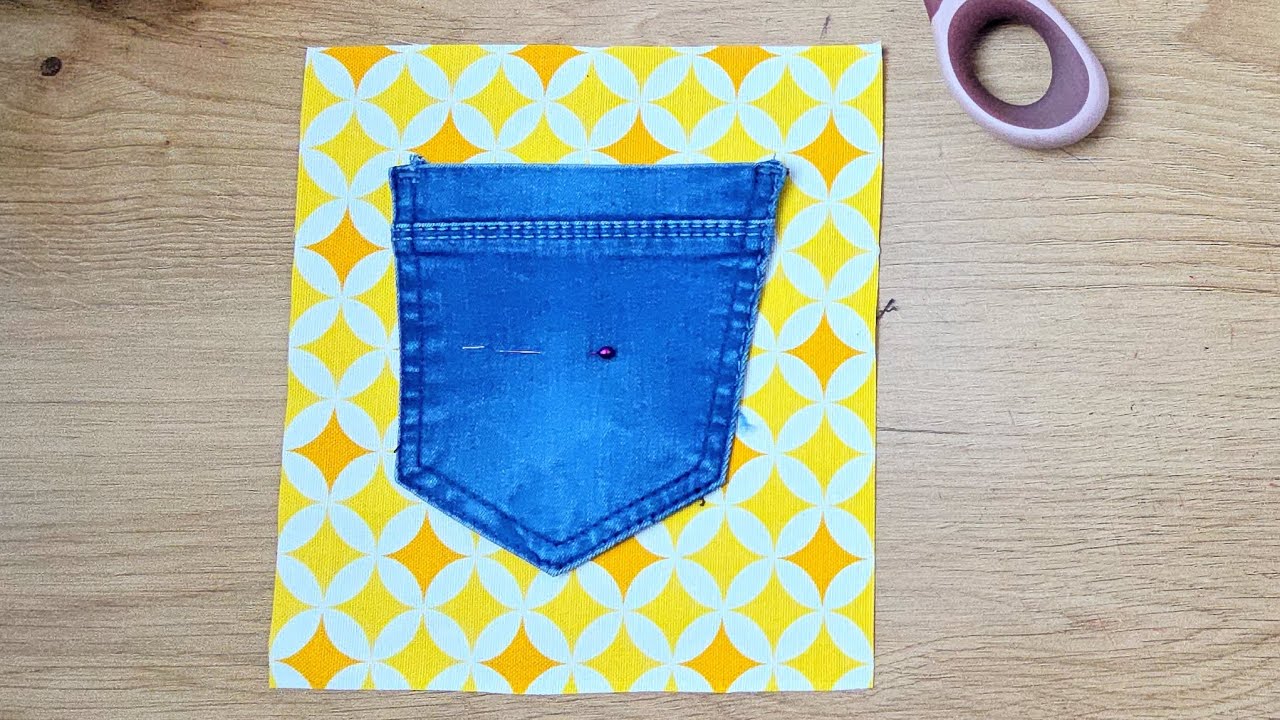Look what I made from two pieces of fabric in different colors and some old jeans 😍 