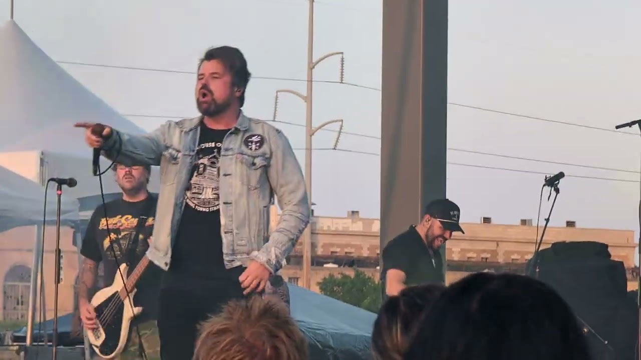 Silverstein - Smashed Into Pieces (Live at So What 2024)