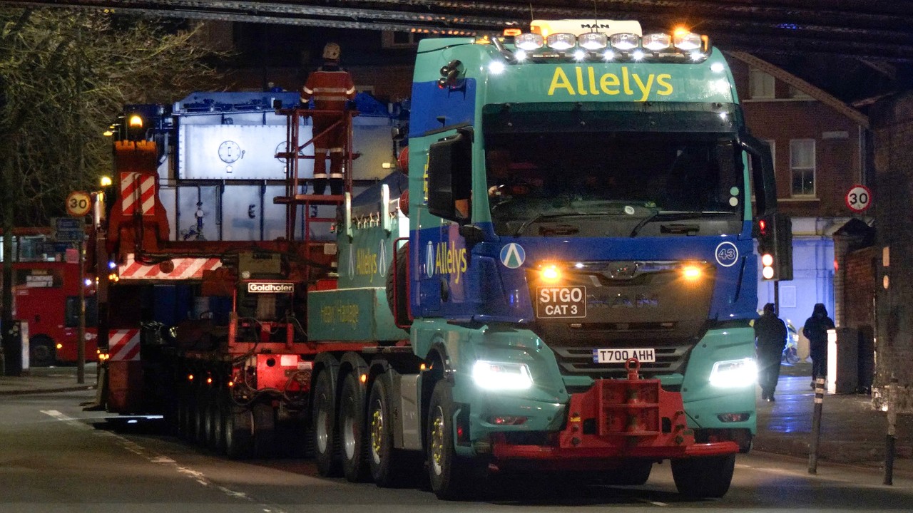 Huge vehicle escorted through the tight streets of London by police🚓 🚛