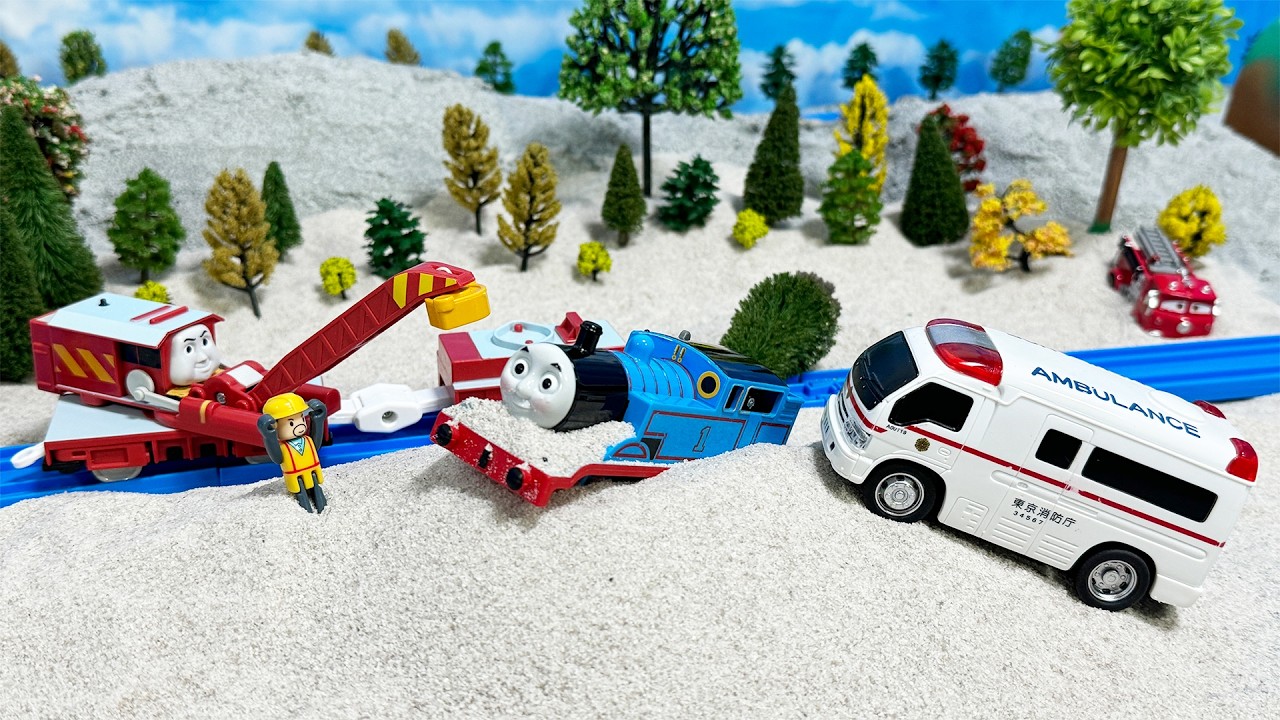 救急車がぶつかって木を線路の上に倒しちゃった！そこにトーマスがやってきた！？