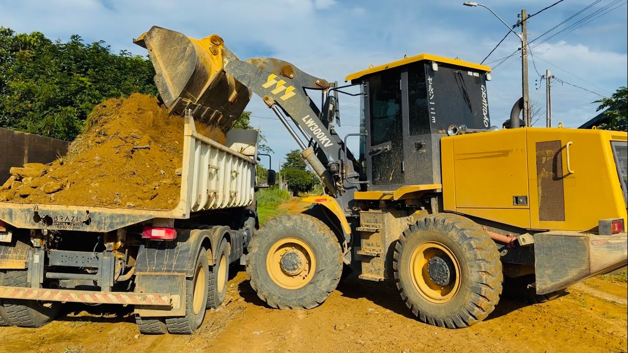 PÁ CARREGADEIRA E CAMINHÕES NA LIMPEZA URBANA‼️ PÉ DE JACA😎 #trabalho #caminhão #operator