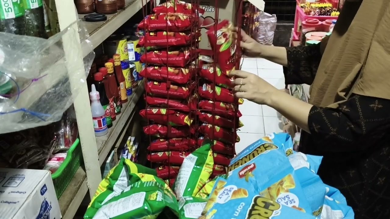 AGAR WARUNG KELIHATAN RAMAI, BANYAKIN JAJANAN