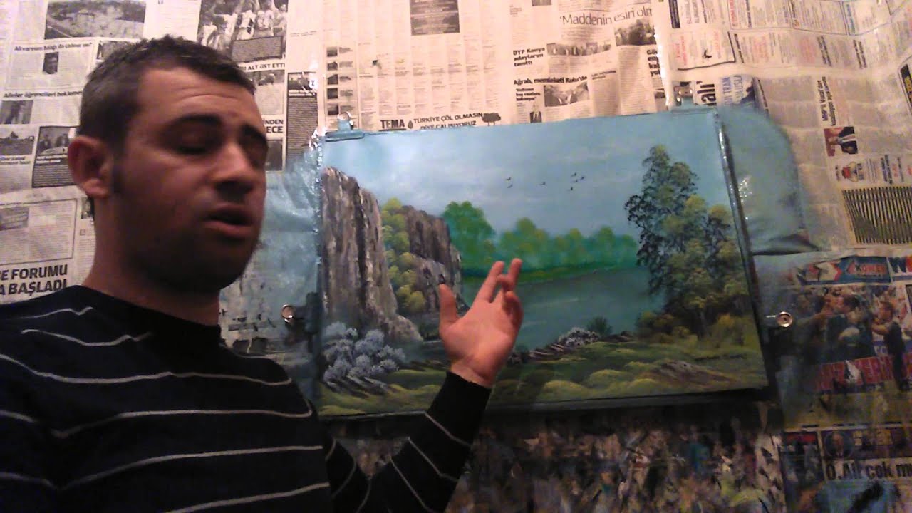 Ressam seven iki b&uuml;y&uuml;k kayanın arasındaki bitki