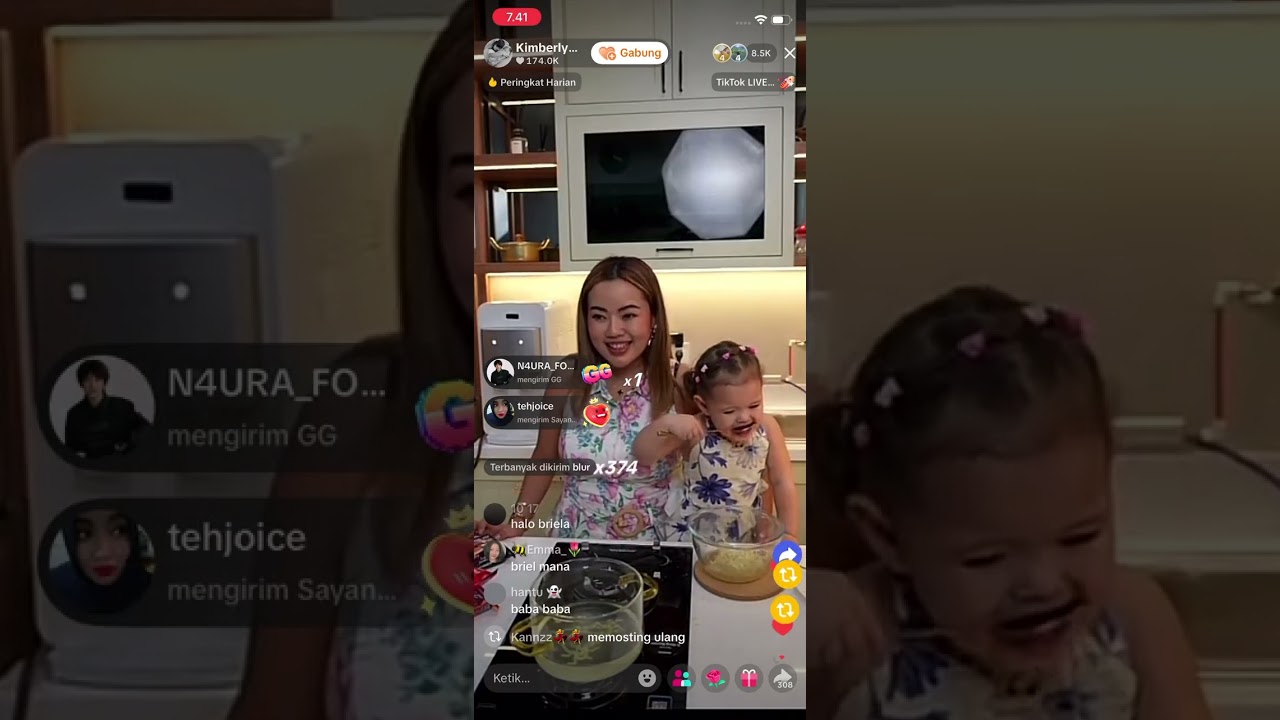 MasyaAllah Baba live makan mie sambil jualan guys. #fyp 