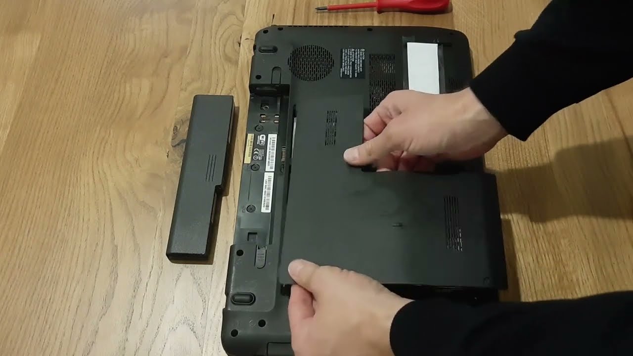 Toshiba Satellite L670D-120 - disassemble for HDD and RAM upgrade or battery replacement