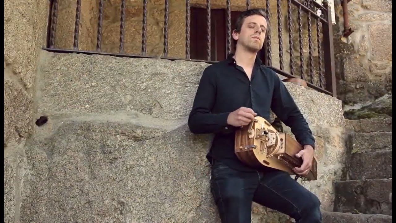 Pedro Viana -  composição, viola de arame, violão, sanfona, adufe.