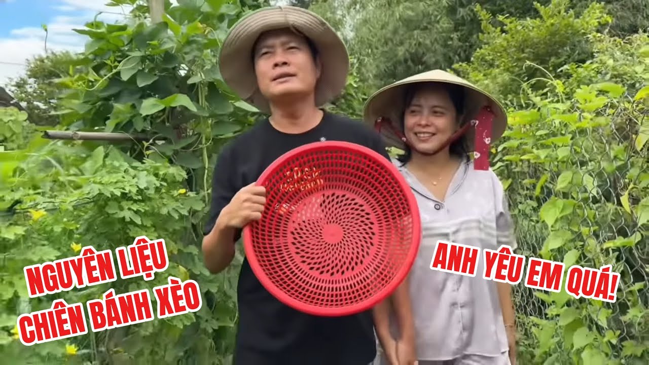 Gia đình Khương Dừa quay quần chuẩn bị nguyên liệu làm món bánh xèo hấp dẫn