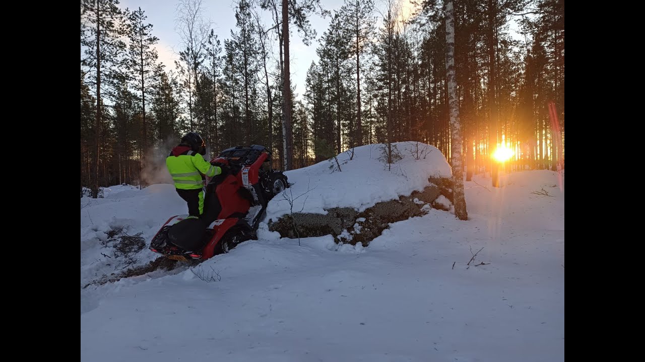 Puuterilumessa ajoa Honda TRX 520 FA6 t3b