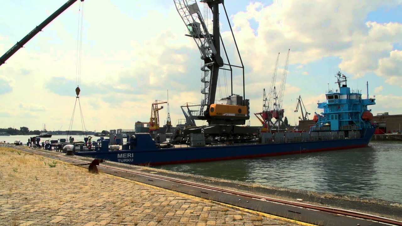 Liebherr crane delivery at new Pacorini Metals terminal