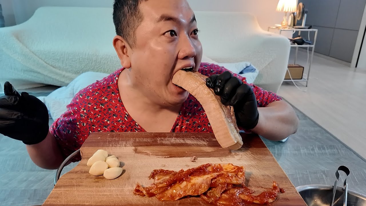 직접 삶은 통보쌈1kg에 실비김치 때려봤습니다