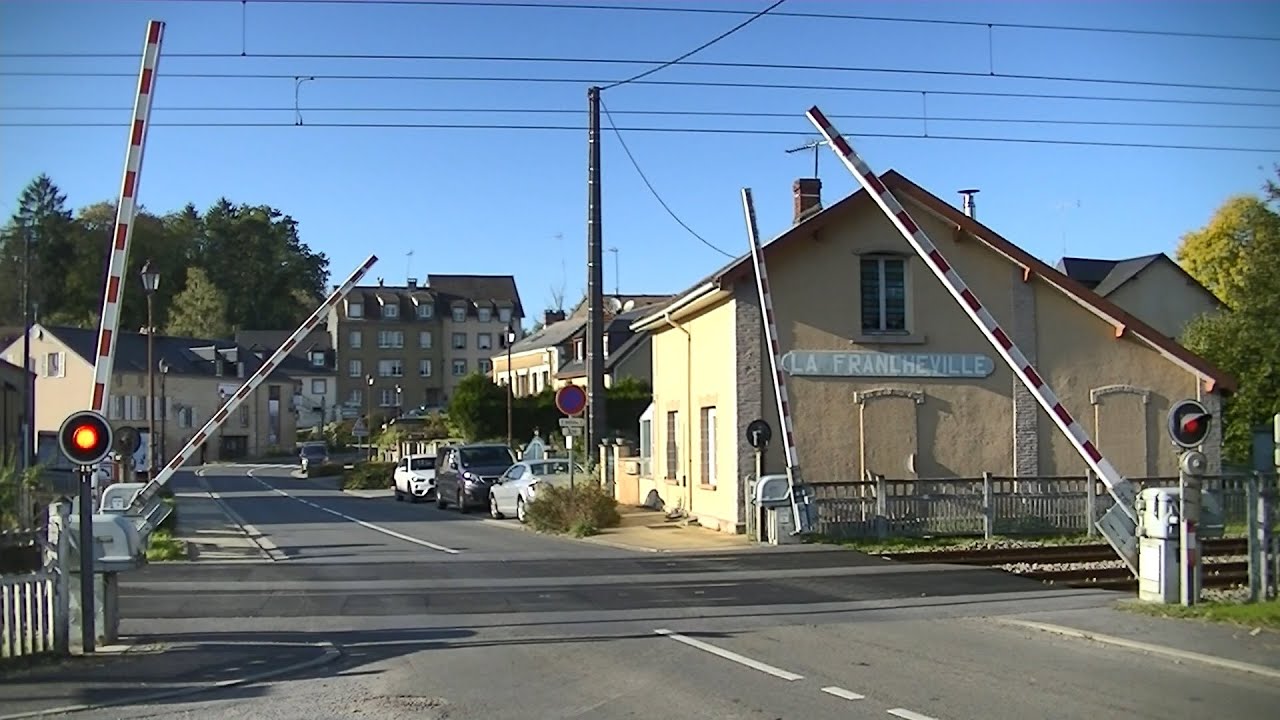 Spoorwegovergang La Francheville (F) // Railroad crossing // Passage &agrave; niveau