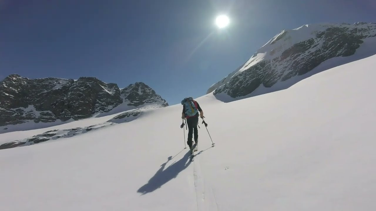 01 maggio 2025 Pizzo Tremogga 3441 m dalla chiesetta di Sils 1797 m  Val di Fex, (GR-CH).