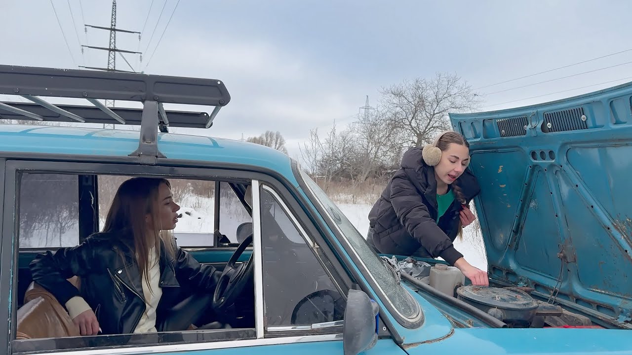 Nastya and Chloe fight over similar outfits