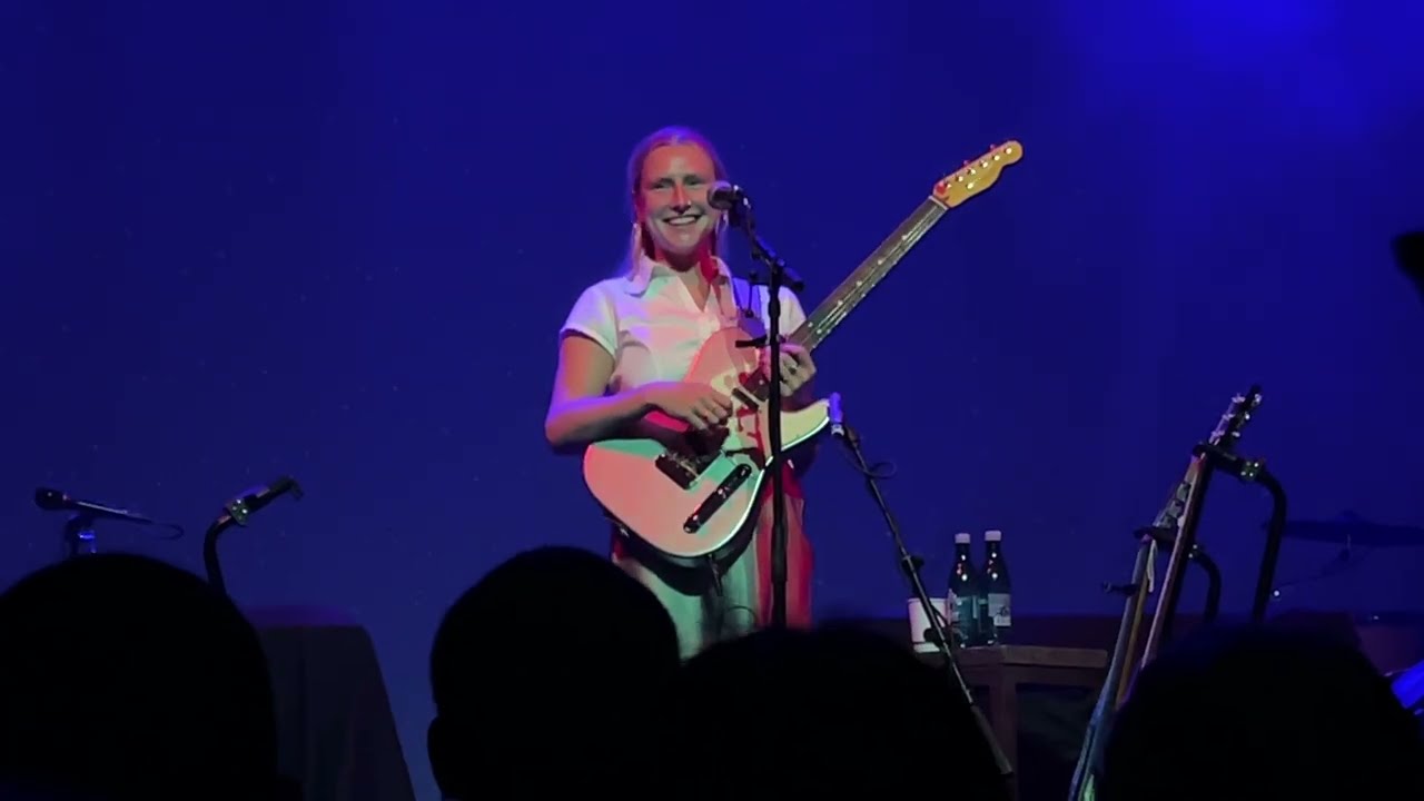 Billie Marten greets crowd and sings “Mice” at White Oak Music Hall concert Houston, TX 06.10.25
