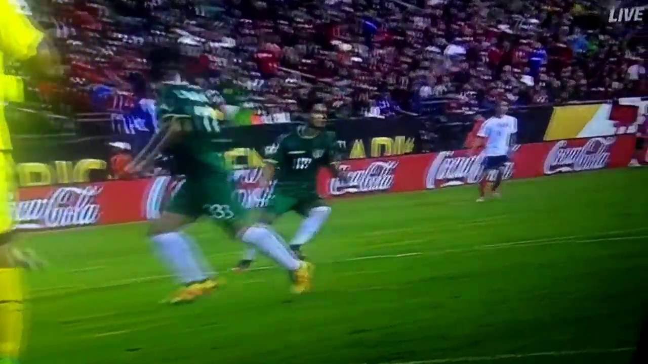 Vargas - Chile Soccer Player - Copa Americana bicycle kick hits player in face.  Fail