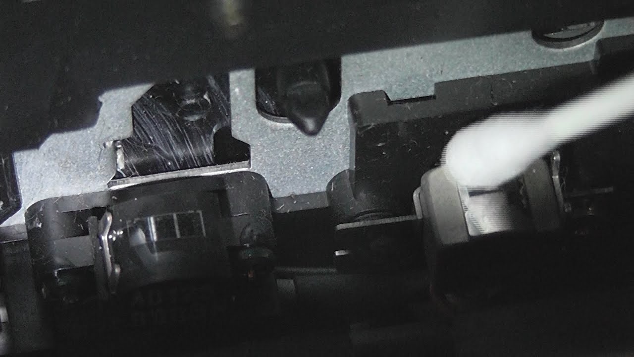 How to clean the heads and transport mechanism in a cassette deck - Tutorial video