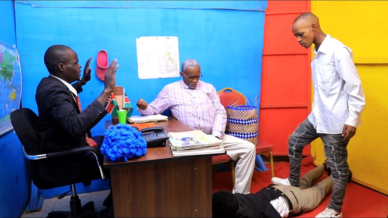 MZAZI MWIZI🤣🤣(Ukipatikana Kwa Makosa Shule Alafu Mzazi Wako Aitwe Shule Na Anakuanga Mwizi)Wait 4 it