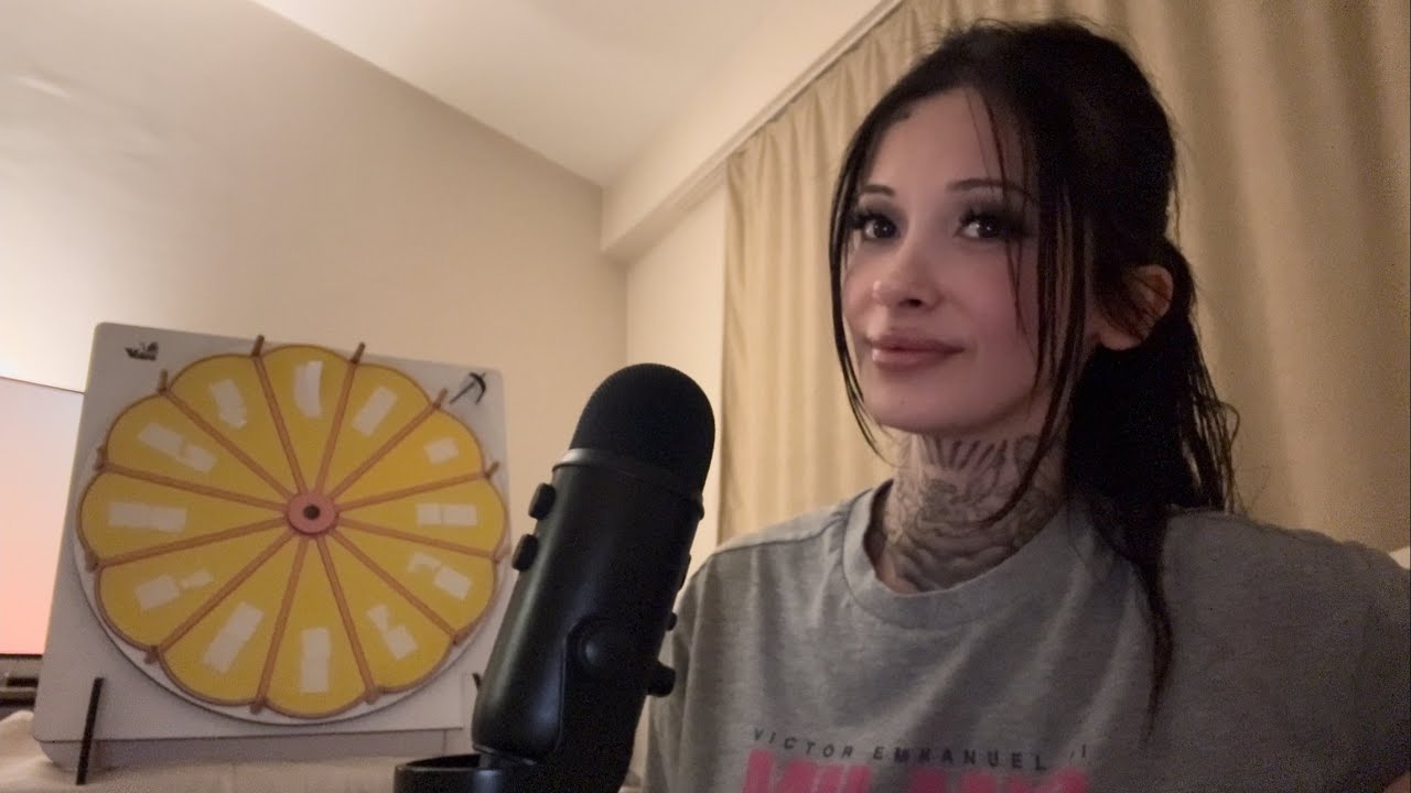 Akasi ASMR kanalı canlı yayında
