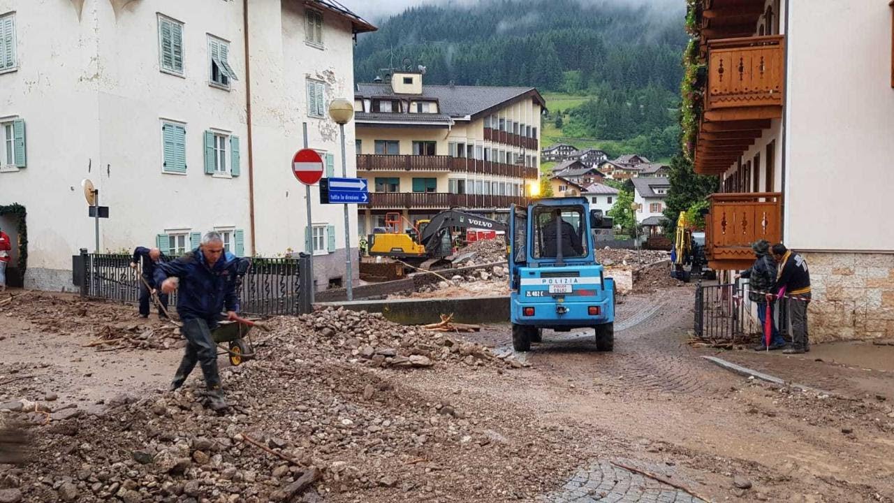 Nubifragio a Moena, si scava per liberare il paese invaso dal fango