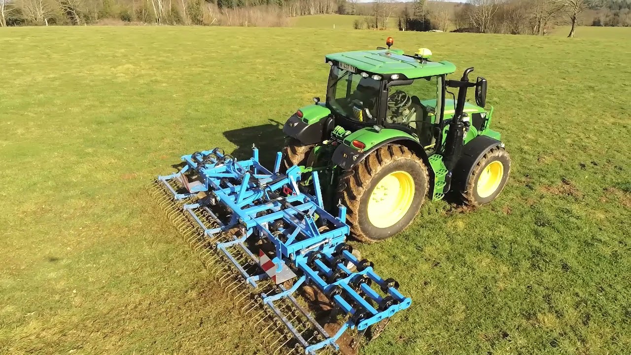 6130R avec une herse de prairie CARRE