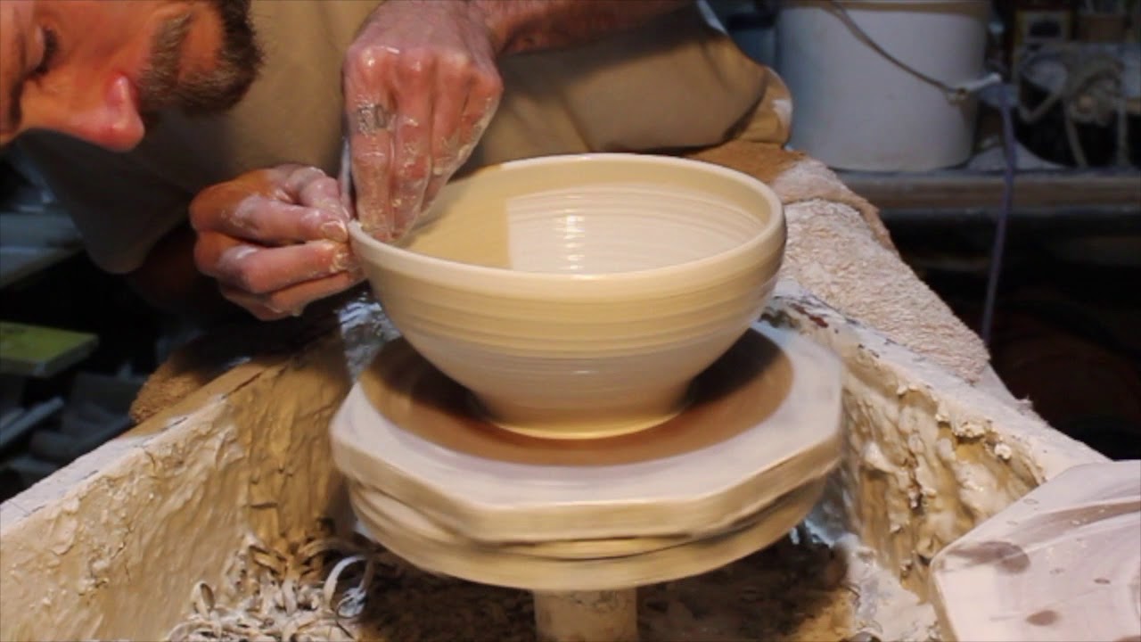 Tournage d'un Bol Amande en porcelaine 1/2