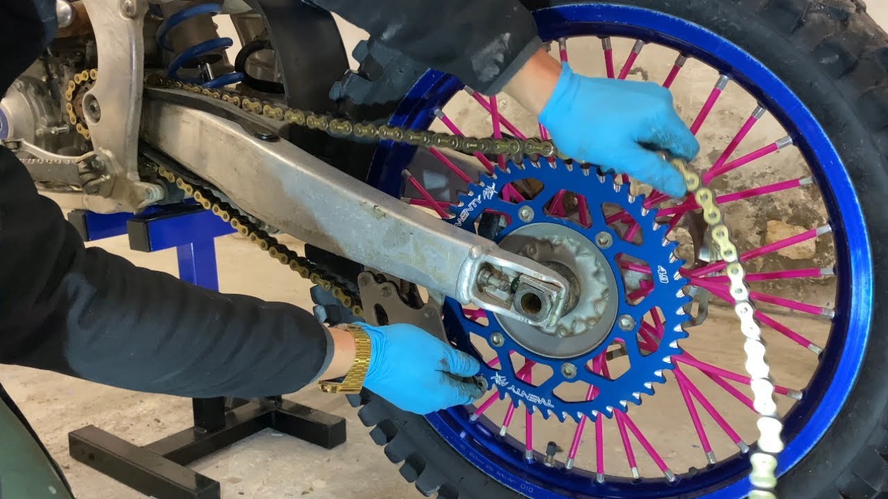 Comment changer son kit chaîne motocross ? YZF450 !