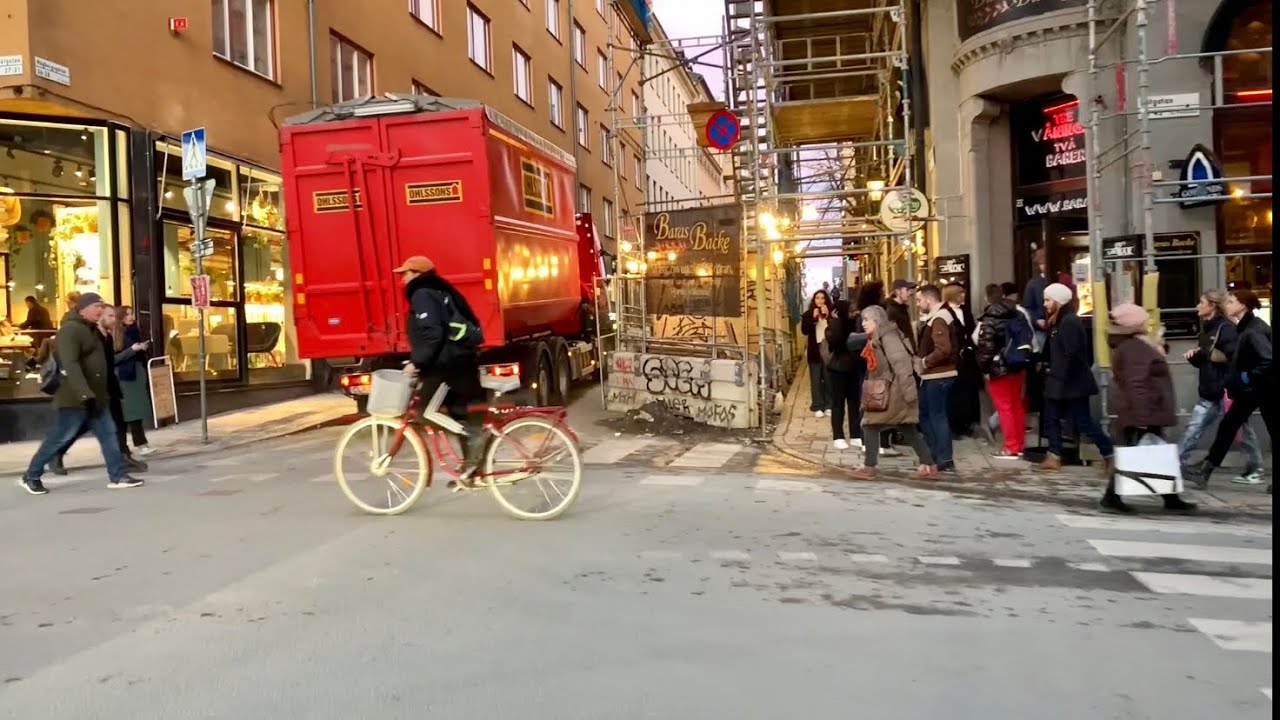 Stockholm Walks: Högbergsgatan. Friday evening streetlife of Södermalm.