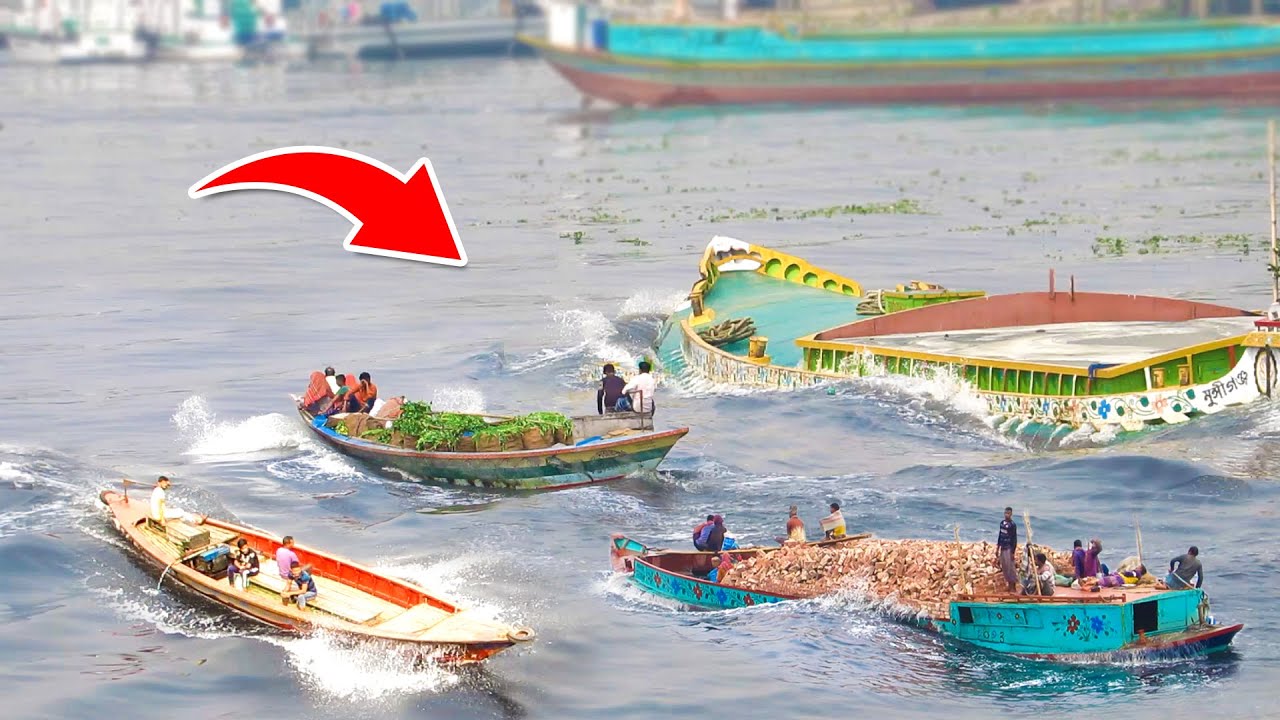 OMG! The Boat Was Engulfed By Dangerous Strong Water