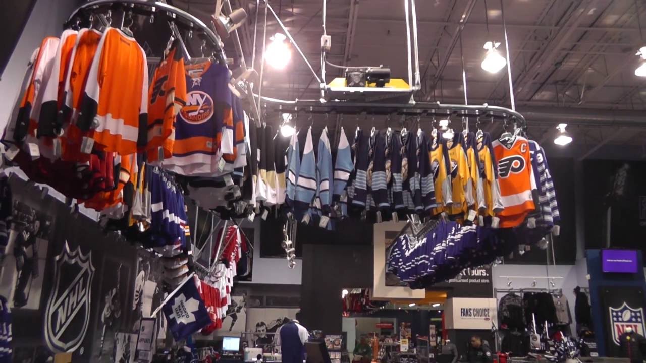 Clothing Retail Display Conveyor System