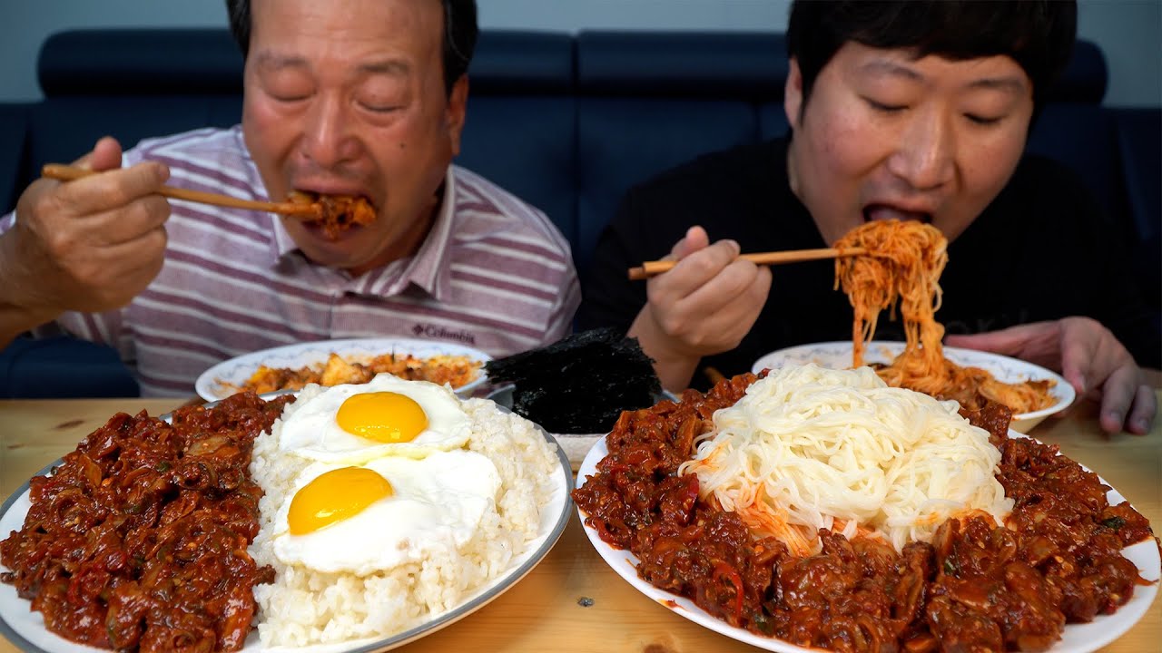 Пряная приправленная ракушка арк с рисом и лапшой - кулинарное шоу Mukbang.