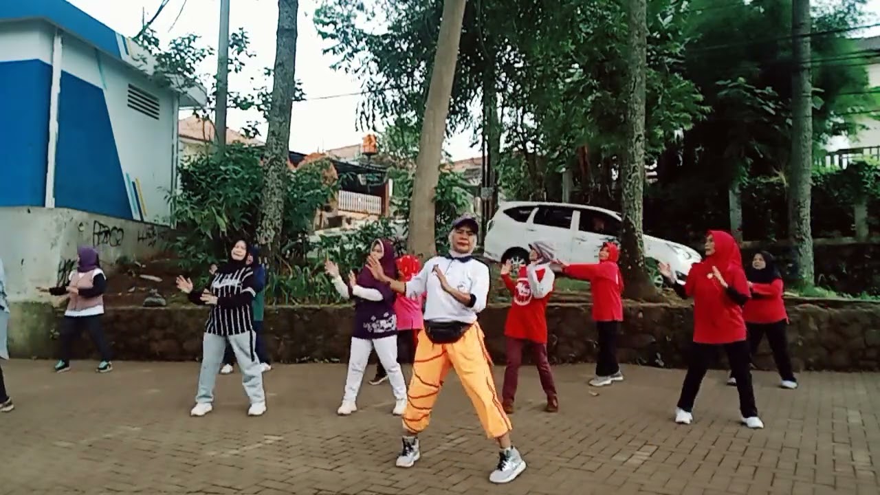 senam kreasi ganteng nya pacarku 😄💪