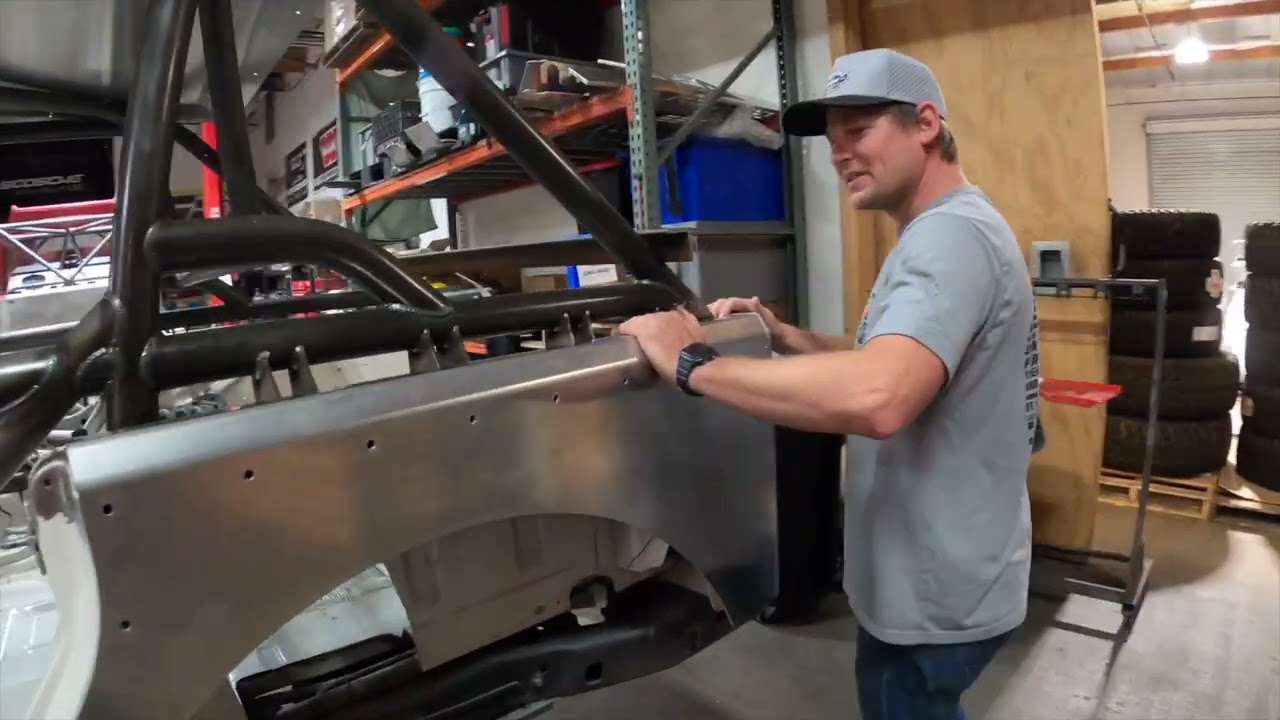 Вместе с Джеффом прогуляйтесь по мастерской GenRight Off Road. Узнайте, что происходит в мастерской!