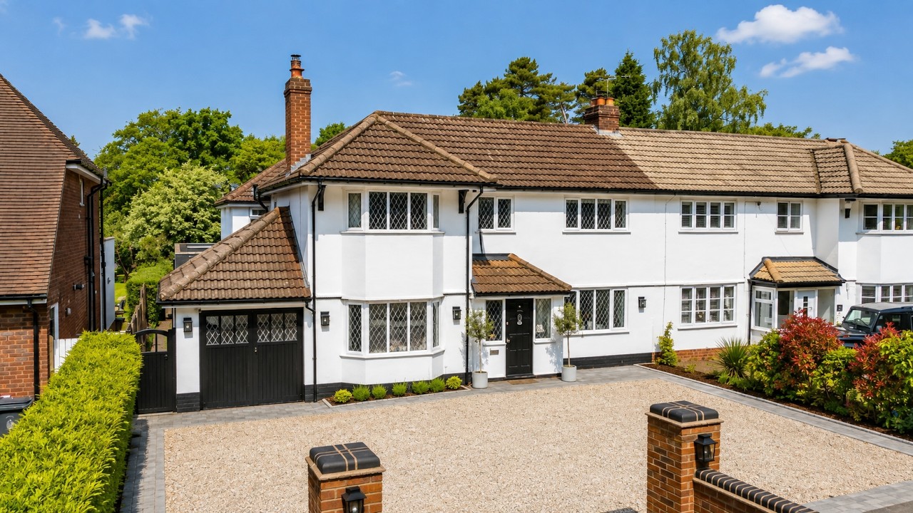 Exquisite FIVE bedroom family home with stunning interior and beautiful garden!