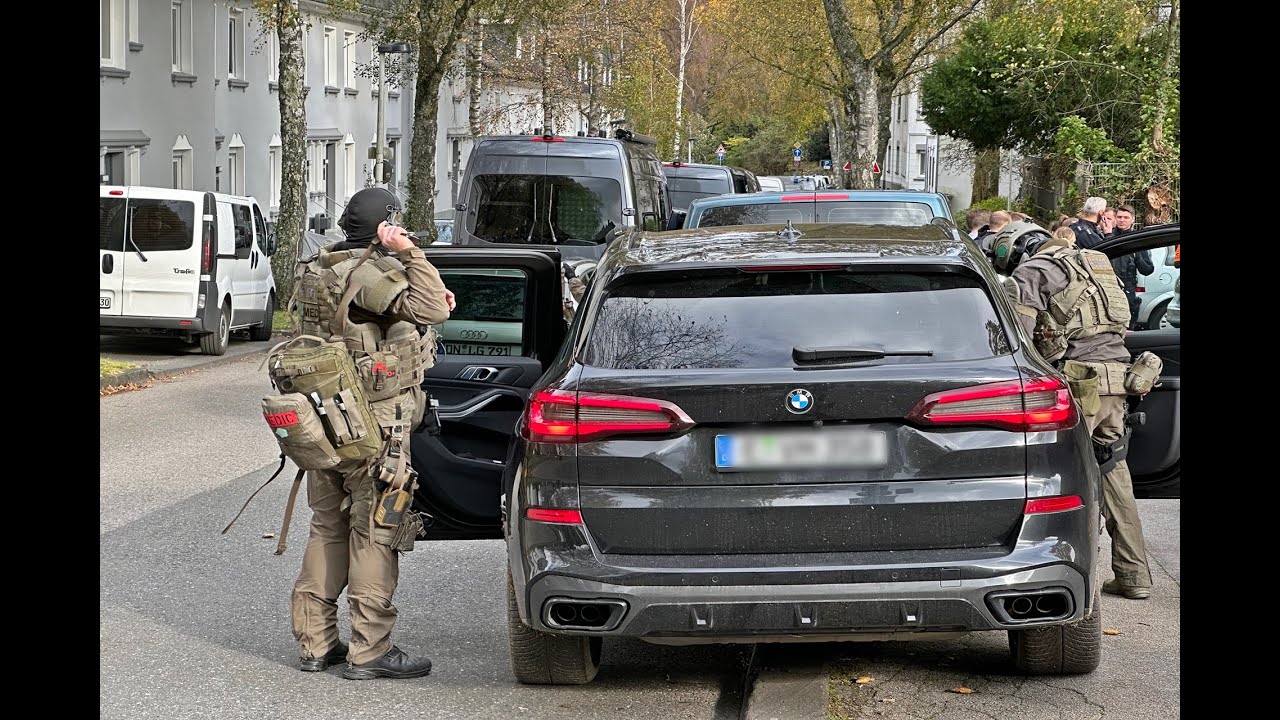 [SEK-KRÄFTE EVAKUIEREN GESAMTSCHULE | SOLINGEN] - Person mit Schusswaffe gesichtet -