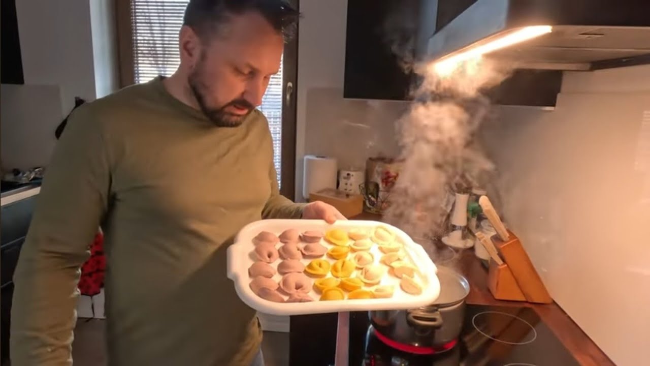 KRĀSAINIE PELMEŅI, MĀJĀS GATAVOTI PELMEŅI. Prieks lipināt. Kā pagatavot pelmeņus.