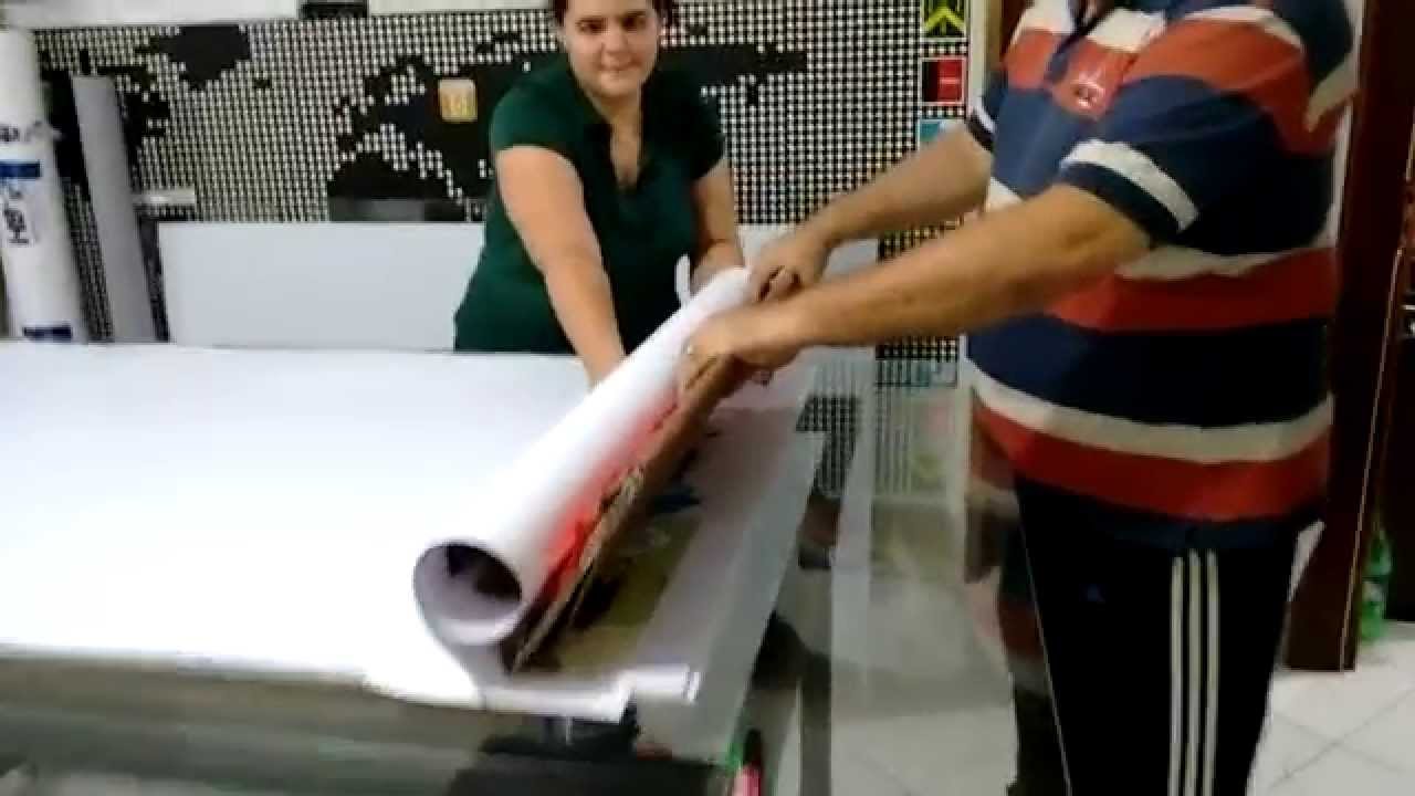 Aplicação rápida de adesivo na placa de PVC.
